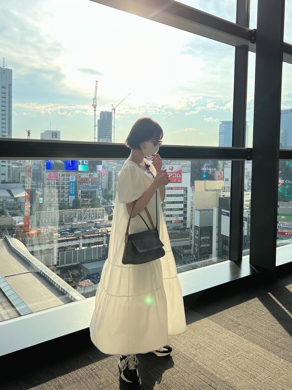 「オトナ女子、シンプルコーデ、ワンピース、モノトーン、大人ガーリー、カラーサングラス、ヴィンテージ、スニーカー女子、スニーカーコーデ、ティアードワンピース」｜「Heatherのレースベストツキティアードワンピース　952131（ワンピース、ホワイト系）」を使った、かわたろさん（レディース・155cm）の夏コーディネートの1枚目の写真