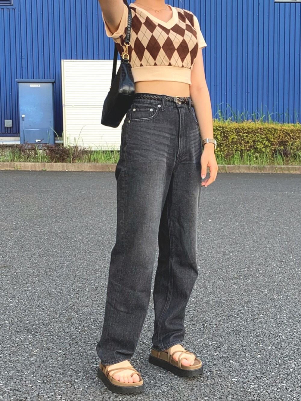 「シンプルコーデ、楽チンコーデ、プチプラ、サンダル、海、トングサンダル、アーガイル柄、shein、クロップドトップス、デニム、ストレートデニム、ワイドパンツ、ハイウエスト、カジュアルコーデ、カジュアル」｜「Heatherのヴィンテージストレートデニム　921141（デニムパンツ、グレー系）」を使った、かわたろさん（レディース・155cm）の夏コーディネートの1枚目の写真