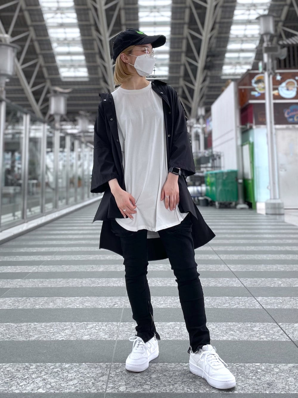 ベージュ系のTシャツ/カットソー、グレー系のカーゴパンツ、ブラック系のシャツ/ブラウスを着用したレディースの夏コーディネートの1枚目の写真