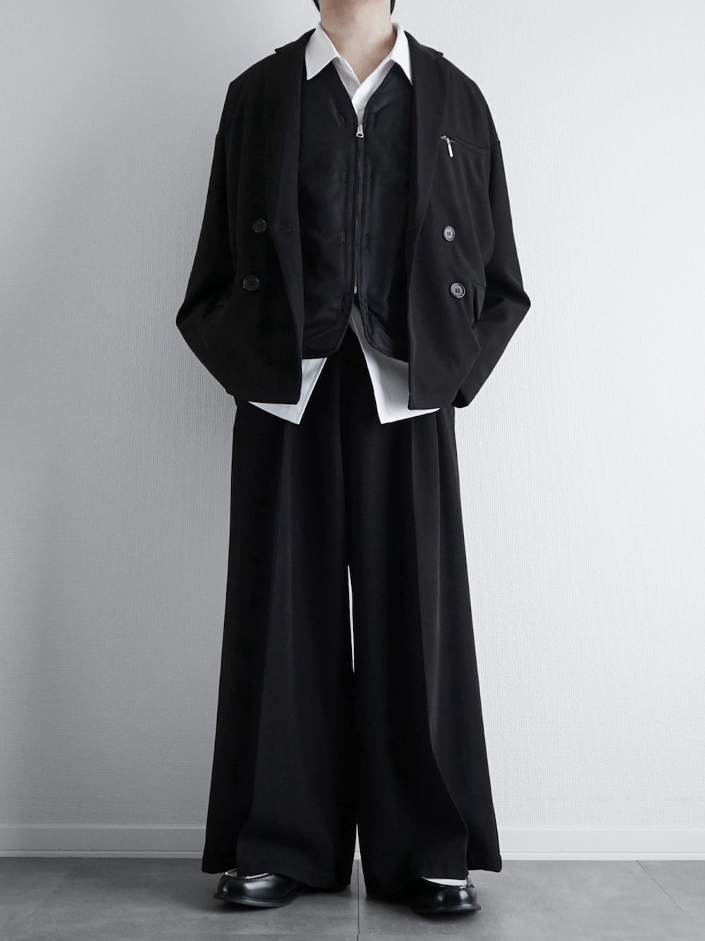 ブラック系のローファー、ホワイト系のシャツ/ブラウス、ブラック系のテーラードジャケットを着用したメンズの秋コーディネートの1枚目の写真