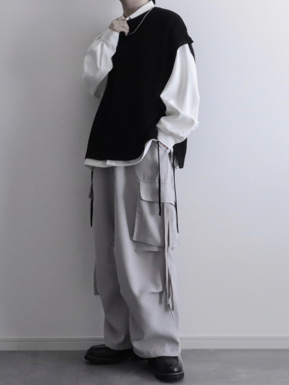 「秋コーデ、秋服、秋服準備はじめました、キレイめ、プチプラ、プチプラコーデ、シャツスタイル、シャツ、シャツコーデ、ベスト、カーゴパンツ、ローファー、レイヤードスタイル、モノトーン、重ね着ベストシーズン」｜「LILLのビッグシルエットドレープリラクシング長袖シャツ（シャツ/ブラウス、ホワイト系）」を使った、itsukiさん（メンズ・167cm）の秋コーディネートの1枚目の写真