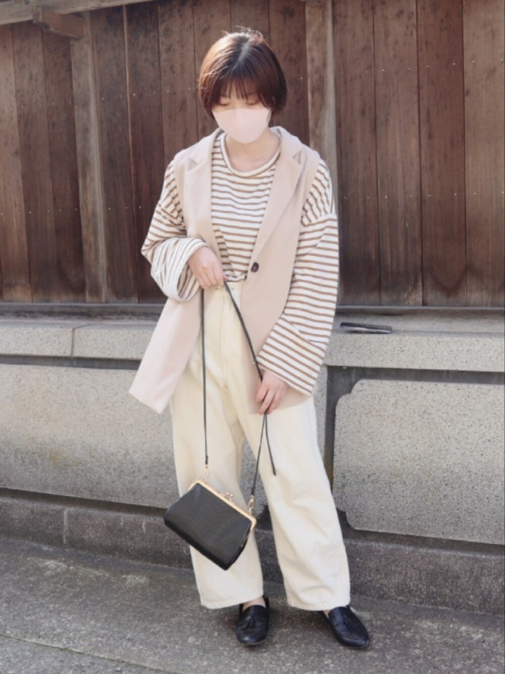 ベージュ系のデニムパンツ、ブラウン系のTシャツ/カットソー、ベージュ系のジャケット/アウターを着用したレディースの春コーディネートの1枚目の写真