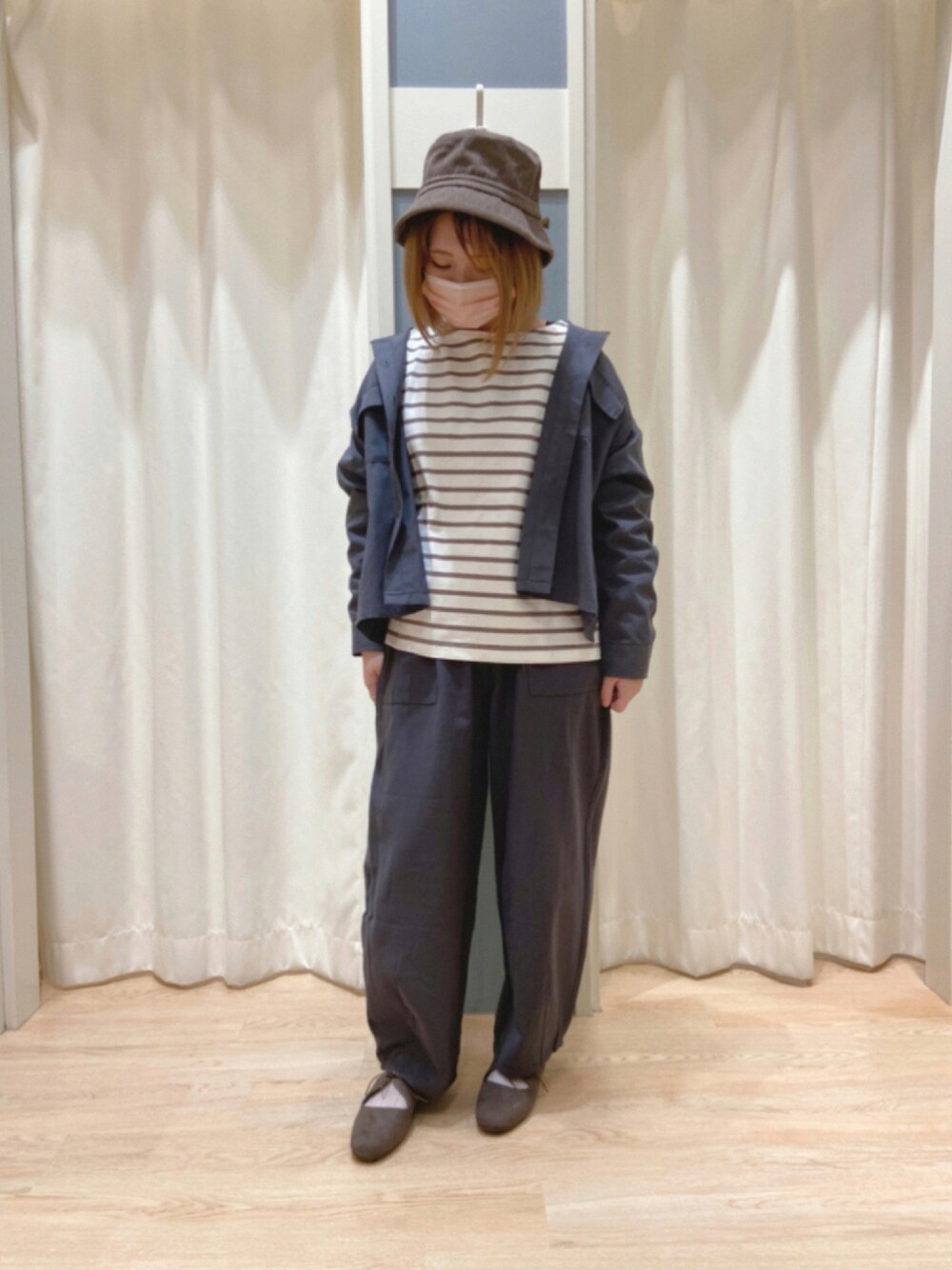 ブラウン系のTシャツ/カットソー、グレー系のその他パンツ、ブラウン系のその他シューズを着用したレディースの秋コーディネートの1枚目の写真