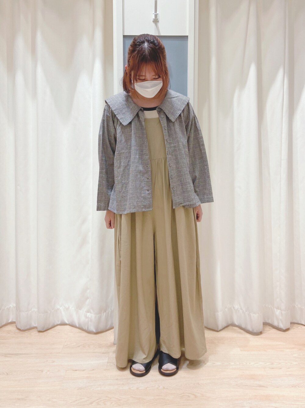 ブラック系のシャツ/ブラウス、ホワイト系のTシャツ/カットソー、ベージュ系のその他パンツを着用したレディースの春コーディネートの1枚目の写真