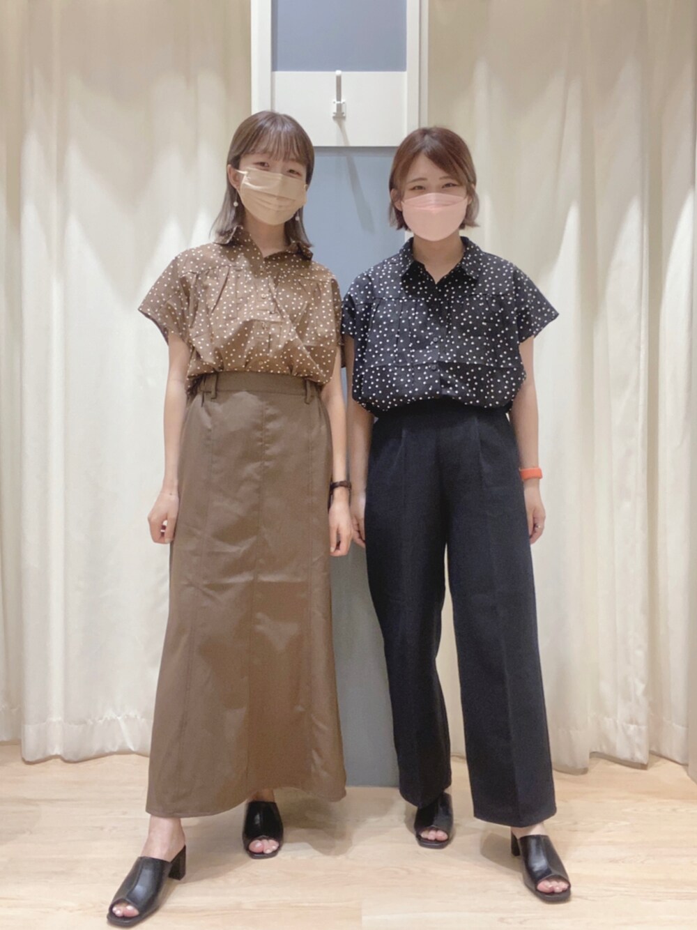 ブルー系のシャツ/ブラウス、ブラック系のその他パンツ、ブラック系のサンダルを着用したレディースの夏コーディネートの1枚目の写真