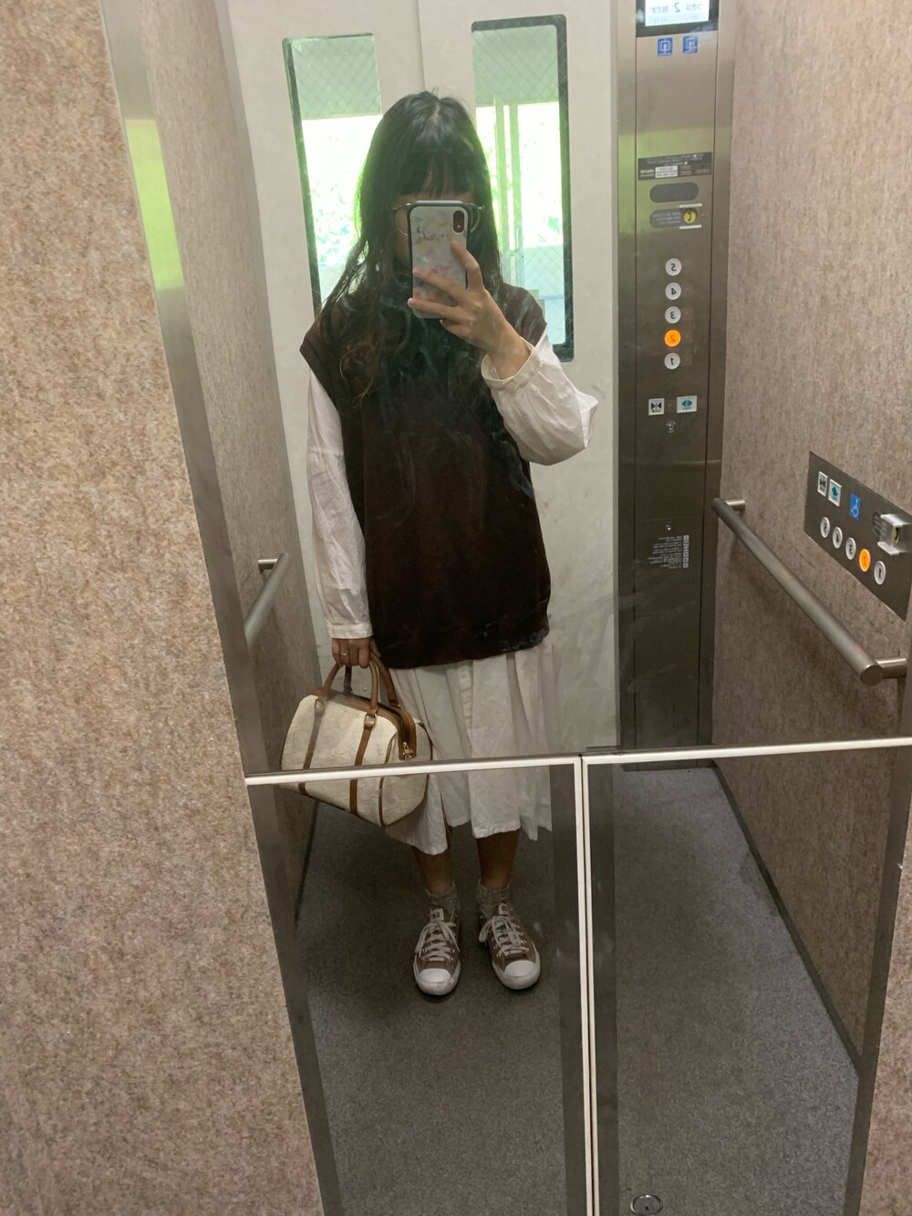 「秋コーデ、今日のコーデ、ユニクロ、しまむら、converse、おしゃれさんと繋がりたい、シャツワンピース、ボストンバッグ」｜「しまむらのアイテム（ボストンバッグ、ホワイト系）」を使った、リリさん（レディース・158cm）の秋コーディネートの1枚目の写真
