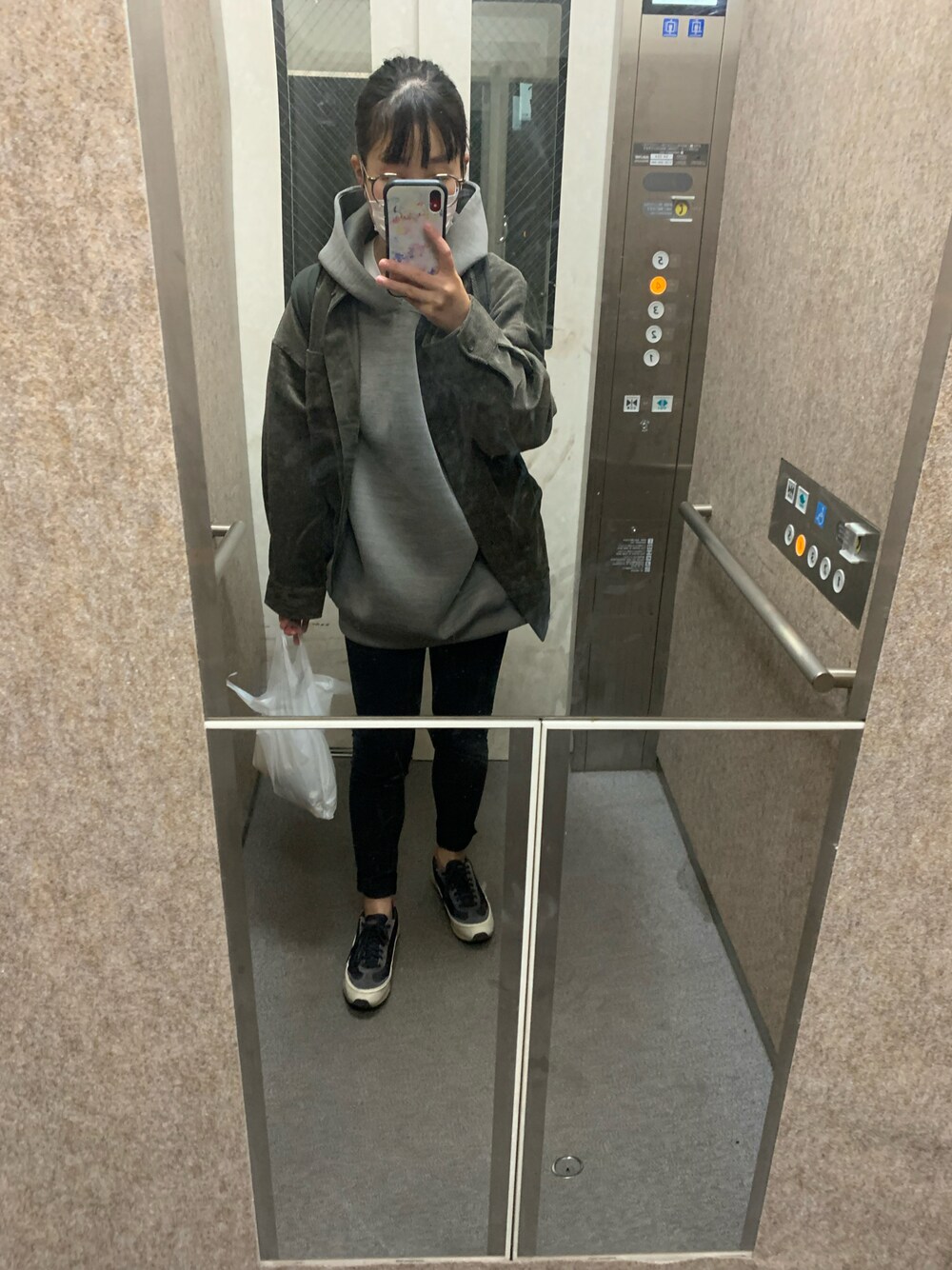 「秋コーデ、今日のコーデ、おしゃれさんと繋がりたい、プチプラ、シンプル、モノトーン、ユニクロ、オニツカタイガー」｜「Onitsuka Tigerのアイテム（スニーカー、ブラック系）」を使った、リリさん（レディース・158cm）の秋コーディネートの1枚目の写真