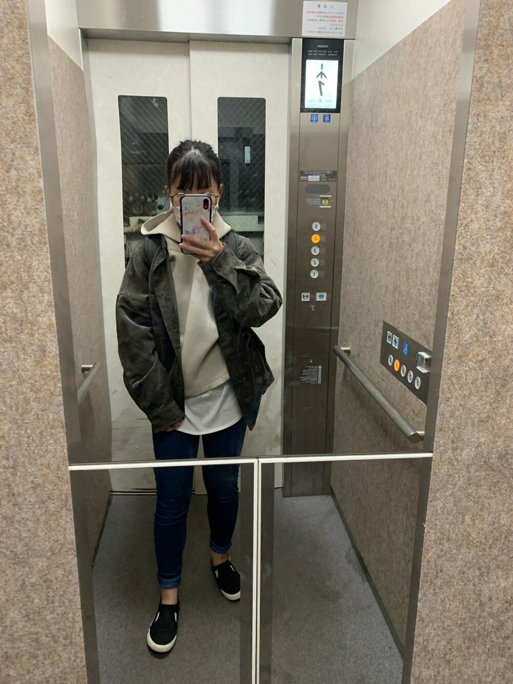 ブラック系のスリッポン、ブルー系のデニムパンツ、ホワイト系のTシャツ/カットソーを着用したレディースの秋コーディネートの1枚目の写真