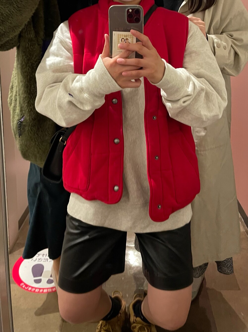 「MOMAのアイテム（パーカー、グレー系）」を使った、sugari~~~さん（レディース・159cm）の秋コーディネートの1枚目の写真