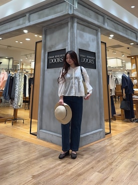 「URBAN RESEARCH DOORS（アーバンリサーチドアーズ）の『UR TECH』コットンギャザーVネックブラウス（シャツ/ブラウス、ホワイト系）」を使った、ミウさん（レディース・165cm）の春コーディネート