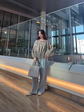 「URBAN RESEARCH DOORS（アーバンリサーチドアーズ）のSoft Crinkle Blouse（シャツ/ブラウス、グレー系）」を使った、ミウさん（レディース・165cm）の春コーディネート