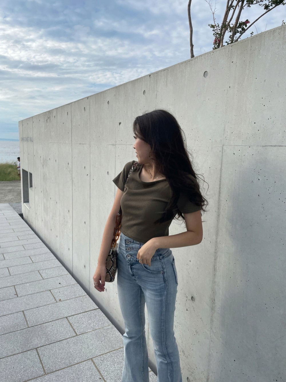 「秋のコーデ、デニムパンツ、休日コーデ、GYDA、シンプルスタイル、低身長コーデ、フレアデニム、ラブアンドピース2021、EVRIS」｜「GYDAのH/Wボタンフレアデニムパンツ（デニムパンツ、ブルー系）」を使った、miyuさん（レディース・150cm）の秋コーディネートの1枚目の写真