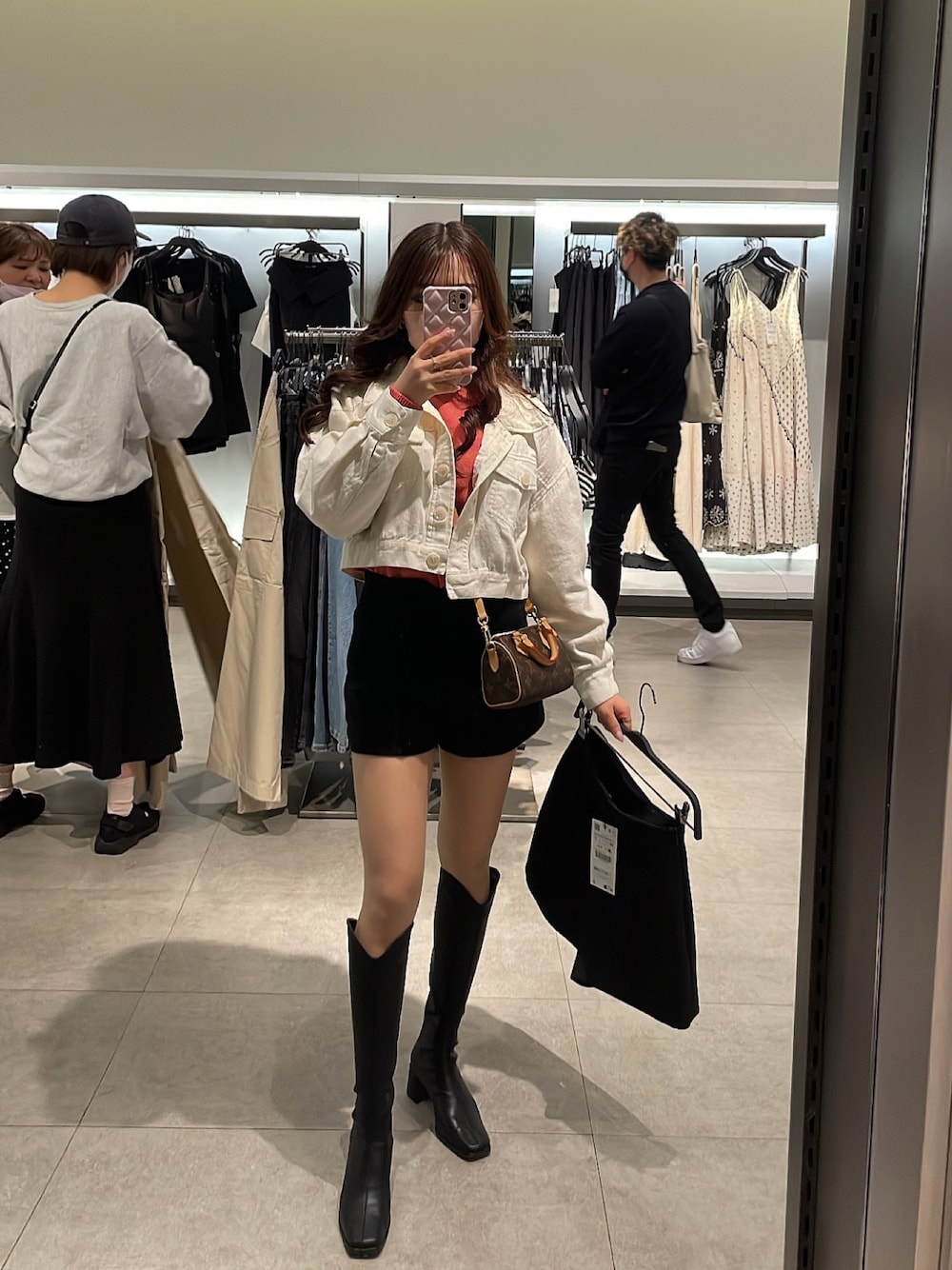 「シンプルコーデ」｜「EVRISのショートジャケット（ブルゾン、ホワイト系）」を使った、miyuさん（レディース・150cm）の春コーディネートの1枚目の写真