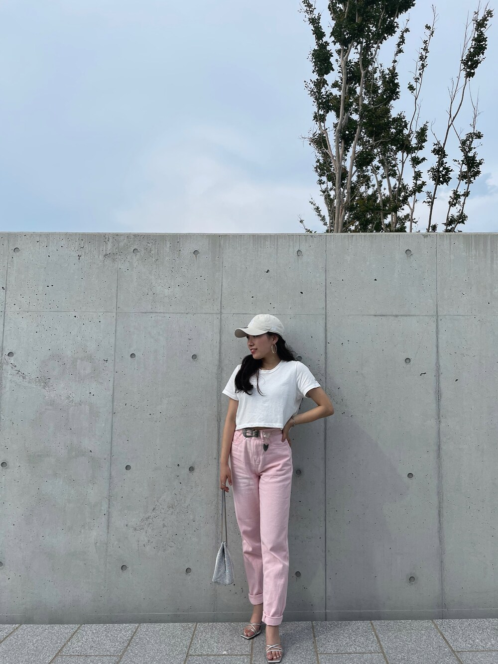 「夏コーデ、カラーデニムパンツ、低身長コーデ」｜「GYDAの【WEB限定】USA COTTON ショートTシャツ（Tシャツ/カットソー、ホワイト系）」を使った、miyuさん（レディース・150cm）の夏コーディネートの1枚目の写真