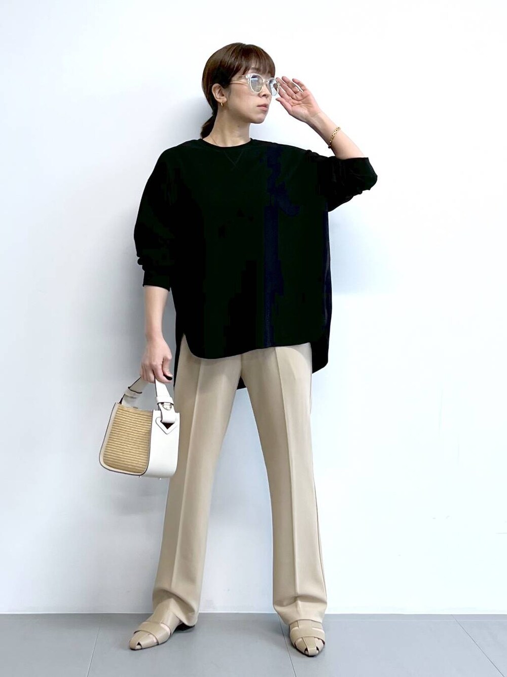 「体型カバー、着痩せ・細見え、ベーシック/シンプル、春コーデ、サングラス、パンプス、ロンT、セットアップ、バッグ、ショルダーバッグ、骨格ナチュラル」｜「BARNYARDSTORMのBARNYARDSTORM / 【CONTIGO】 ラフィアコンビバッグ（ショルダーバッグ、ホワイト系）」を使った、あべさん（骨格ナチュラル・レディース・159cm）の春コーディネートの1枚目の写真