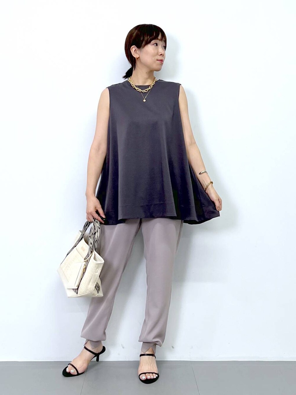 「体型カバー、着痩せ・細見え、ベーシック/シンプル、夏コーデ、サンダル、パンツ、トートバッグ、ネックレス、骨格ナチュラル、ショルダーバッグ、バッグ、BARNYARDSTORM、Mazell」｜「BARNYARDSTORMのBARNYARDSTORM / Wストラップミュール（スリッポン、ブラック系）」を使った、あべさん（骨格ナチュラル・レディース・159cm）の夏コーディネートの1枚目の写真