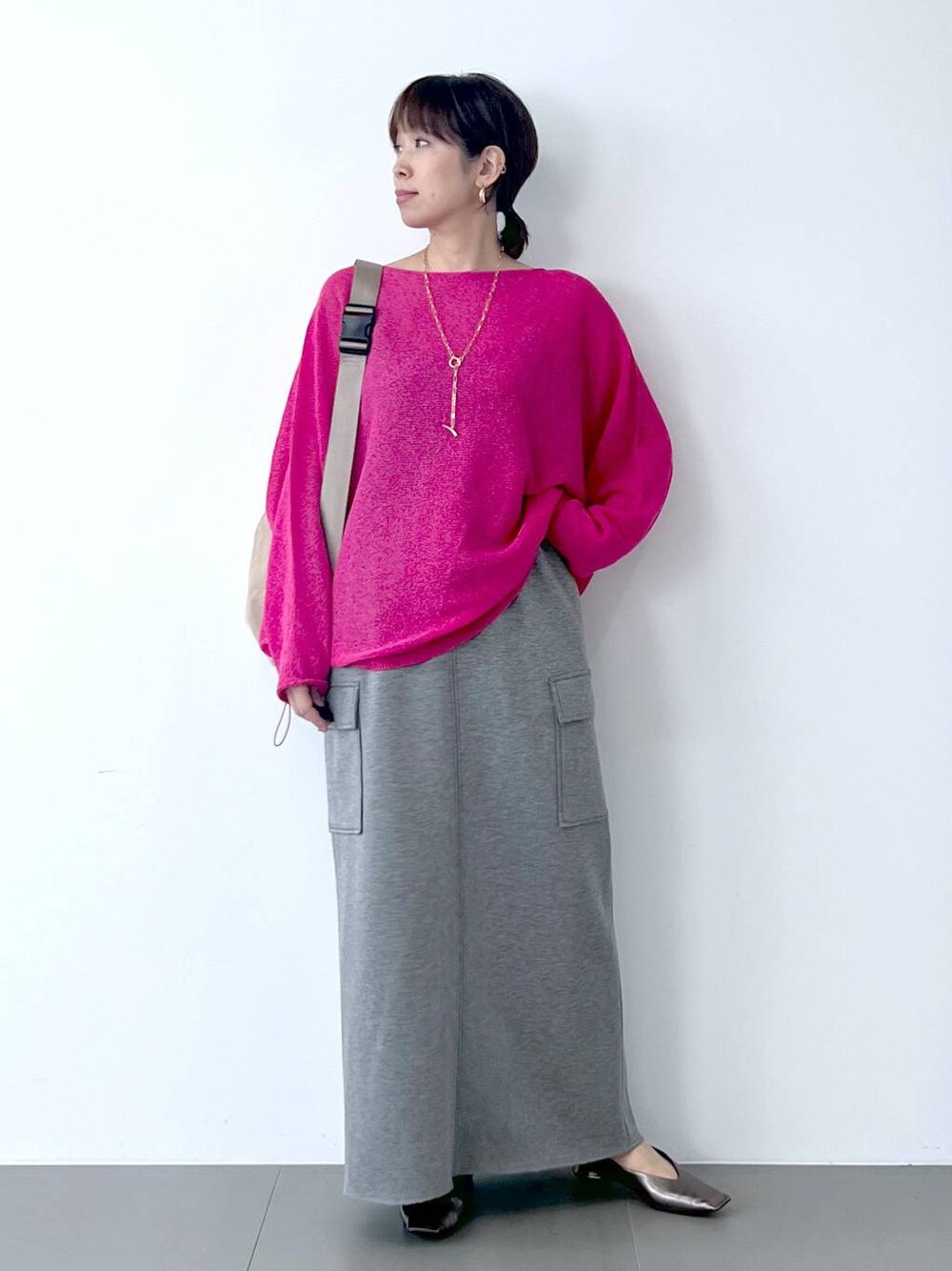 「体型カバー、着痩せ・細見え、ベーシック/シンプル、ニット、スカート、パンプス、ショルダーバッグ、バッグ、骨格ナチュラル、BARNYARDSTORM、MA-1、楽ちんコーデ、夏コーデ」｜「BARNYARDSTORMのBARNYARDSTORM / ドロストモイストショルダー（ショルダーバッグ、ベージュ系）」を使った、あべさん（骨格ナチュラル・レディース・159cm）の夏コーディネートの1枚目の写真