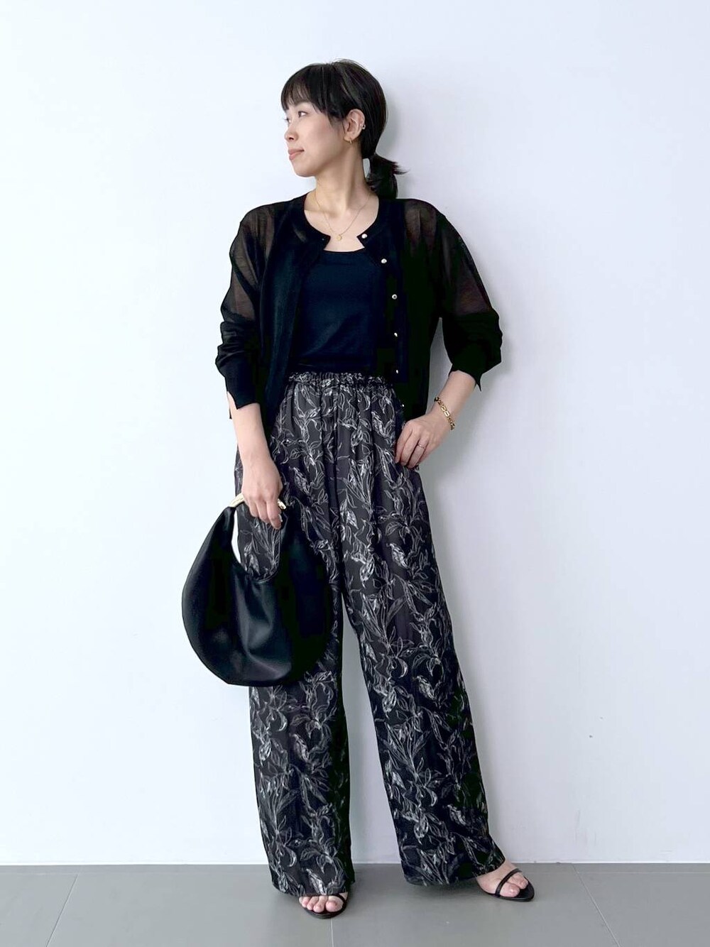 「体型カバー、着痩せ・細見え、ベーシック/シンプル、夏コーデ、カーディガン、ワイドパンツ、骨格ナチュラル、バッグ、サンダル、BARNYARDSTORM、Mazell」｜「BARNYARDSTORMのBARNYARDSTORM / Wストラップミュール（スリッポン、ブラック系）」を使った、あべさん（骨格ナチュラル・レディース・159cm）の夏コーディネートの1枚目の写真