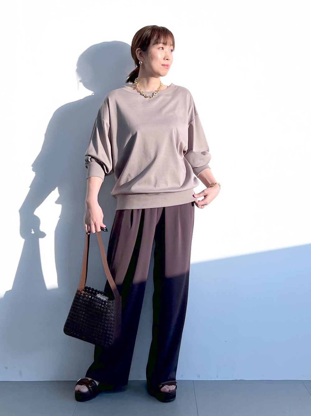 「体型カバー、着痩せ・細見え、ベーシック/シンプル、春コーデ、骨格ストレート、バッグ、ピアス、BARNYARDSTORM、Mazell、サンダル、ワイドパンツ、Tシャツ、ロンT、ワントーン」｜「BARNYARDSTORMのBARNYARDSTORM / ボリュームチェーンネックレス（ネックレス、ゴールド系）」を使った、あべさん（レディース・159cm）の春コーディネートの1枚目の写真