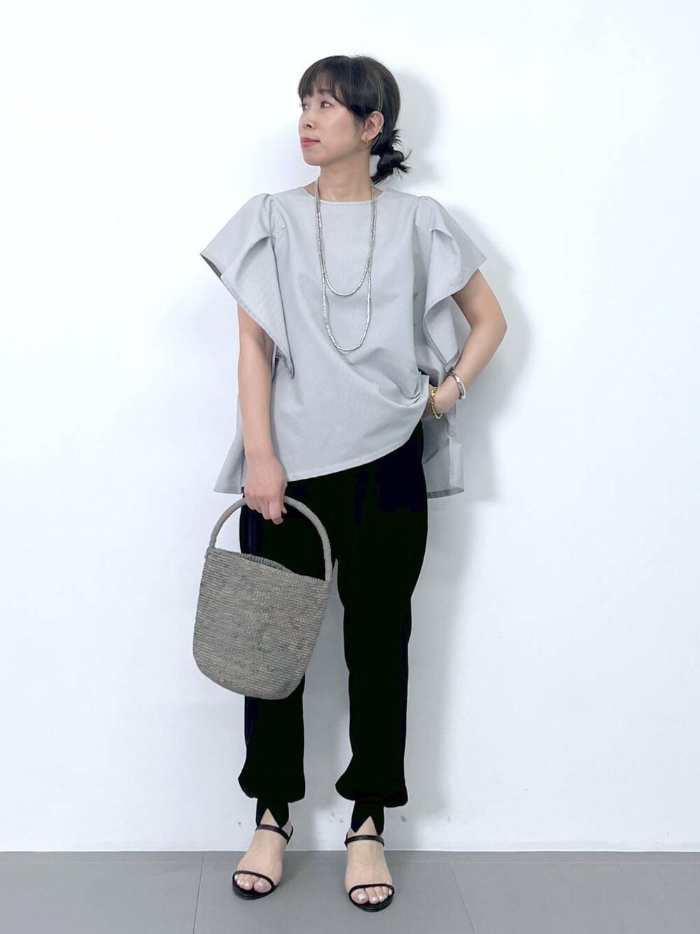 「体型カバー、着痩せ・細見え、ベーシック/シンプル、夏コーデ、ブラウス、ネックレス、サンダル、バッグ、骨格ナチュラル、BARNYARDSTORM、Mazell」｜「BARNYARDSTORMのBARNYARDSTORM / Wストラップミュール（スリッポン、ブラック系）」を使った、あべさん（骨格ナチュラル・レディース・159cm）の夏コーディネートの1枚目の写真