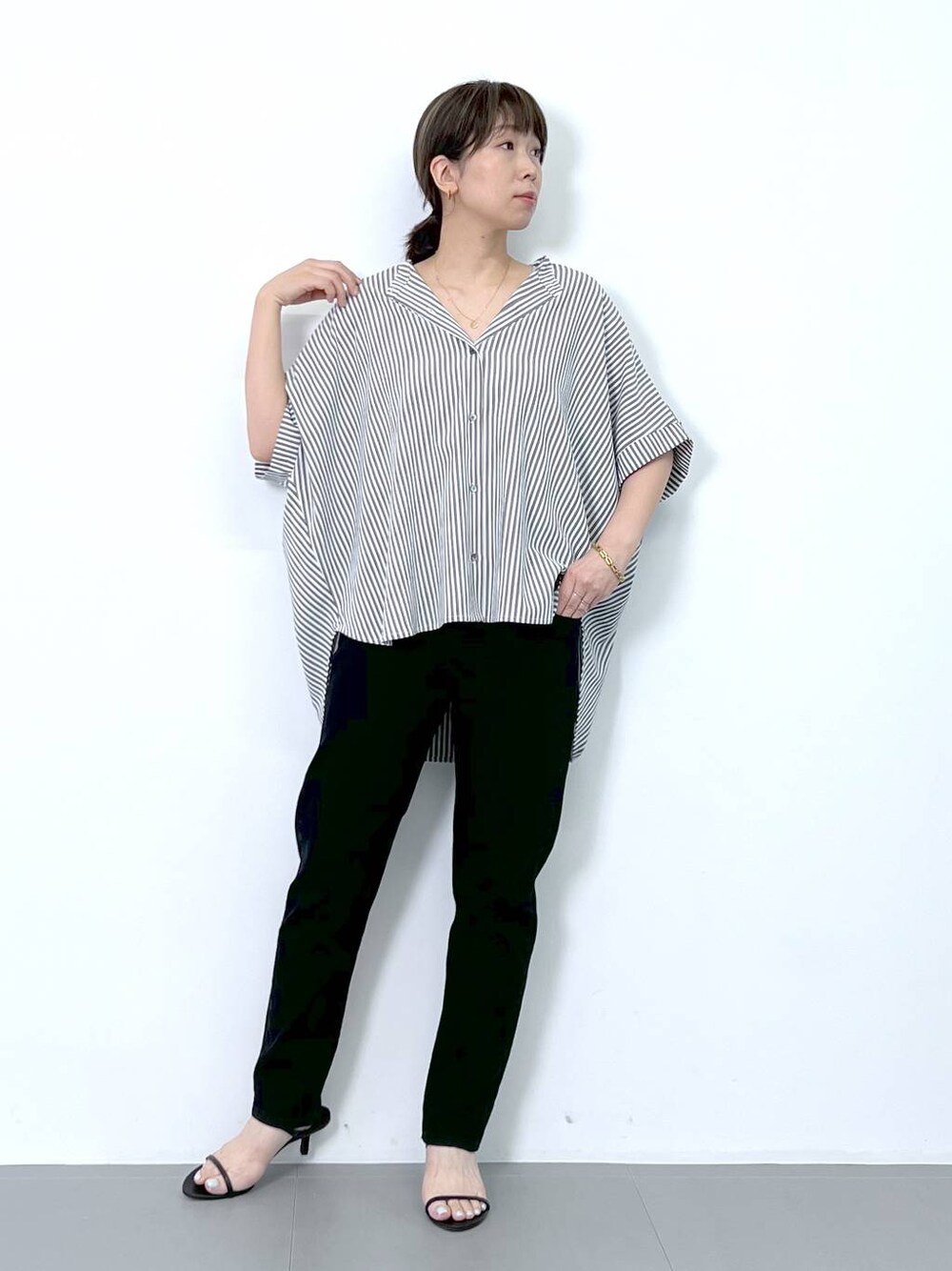 グレー系のシャツ/ブラウスを着用したレディースの夏コーディネートの1枚目の写真