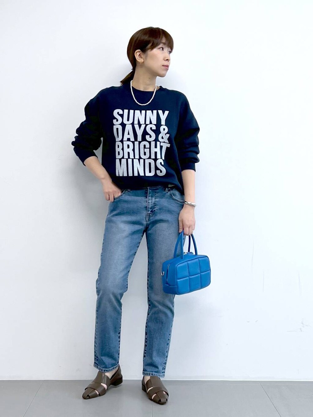 「体型カバー、着痩せ・細見え、ベーシック/シンプル、デニムパンツ、テーパードパンツ、スウェット、バッグ、パンプス、カジュアル、ブレスレット、ネックレス」｜「BARNYARDSTORMのBARNYARDSTORM / ソフトウエストスリムボーイパンツ（デニムパンツ、ブルー系）」を使った、あべさん（骨格ナチュラル・レディース・159cm）の春コーディネートの1枚目の写真