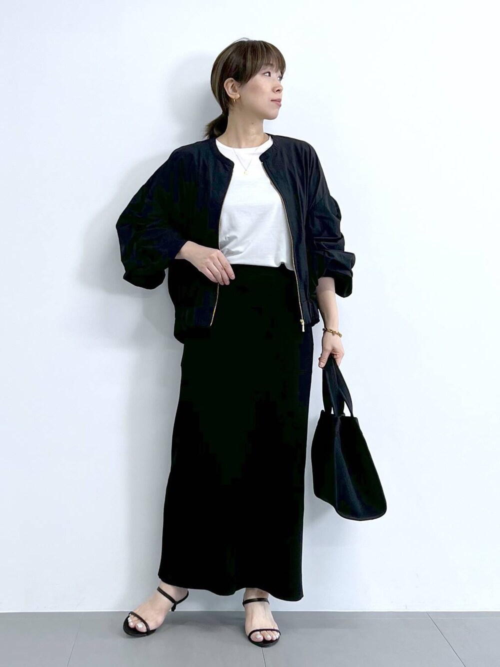 「体型カバー、着痩せ・細見え、ベーシック/シンプル、夏コーデ、スカート、ロングスカート、Tシャツ、ブルゾン、骨格ナチュラル、トートバッグ、バッグ、ショルダーバッグ、BARNYARDSTORM、Mazell、サンダル」｜「BARNYARDSTORMのBARNYARDSTORM / Wストラップミュール（スリッポン、ブラック系）」を使った、あべさん（骨格ナチュラル・レディース・159cm）の夏コーディネートの1枚目の写真