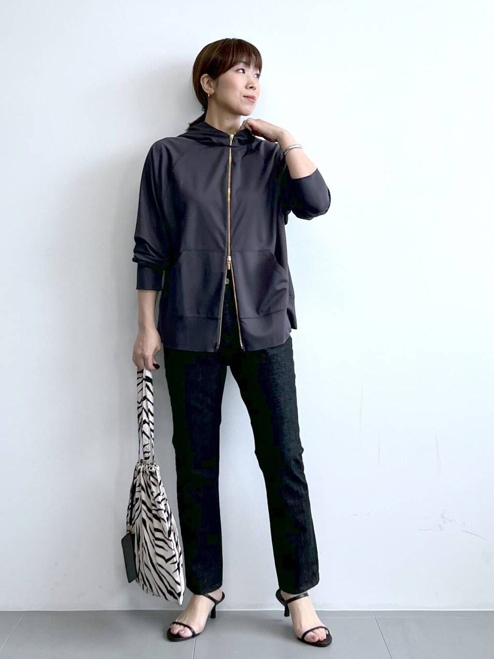 「体型カバー、着痩せ・細見え、ベーシック/シンプル、春コーデ、パーカー、UVカット、接触冷感、デニムパンツ、夏コーデ、サンダル、骨格ナチュラル、BARNYARDSTORM、Mazell、トートバッグ、バッグ」｜「BARNYARDSTORMのBARNYARDSTORM / Wストラップミュール（スリッポン、ブラック系）」を使った、あべさん（骨格ナチュラル・レディース・159cm）の春コーディネートの1枚目の写真