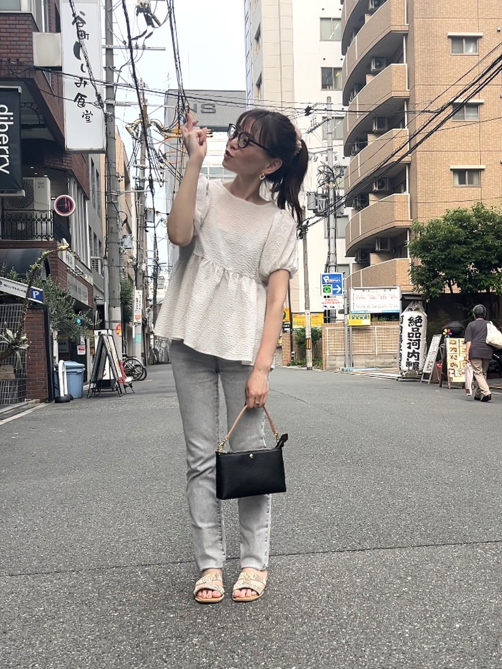 「夏ルックで気分アップ、デニムコーデ、オトナ女子、パフスリーブ、夏コーデ、大人かわいい」｜「coca（coca）のアイテム（シャツ/ブラウス、ホワイト系）」を使った、granさん（骨格ストレート・レディース・155cm）の夏コーディネートの1枚目の写真
