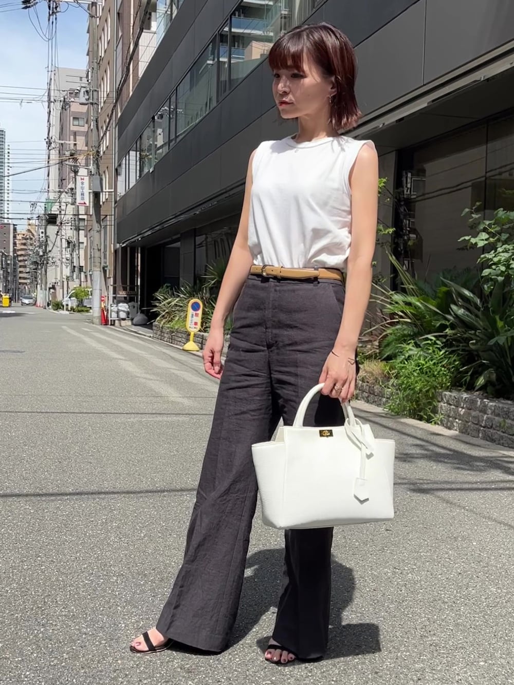 「夏コーデ、シンプルコーデ、パンツコーデ、ラフ」｜「grancreer 本革ハンドバッグのアイテム（ハンドバッグ、シルバー系）」を使った、granさん（レディース・155cm）の夏コーディネートの1枚目の写真