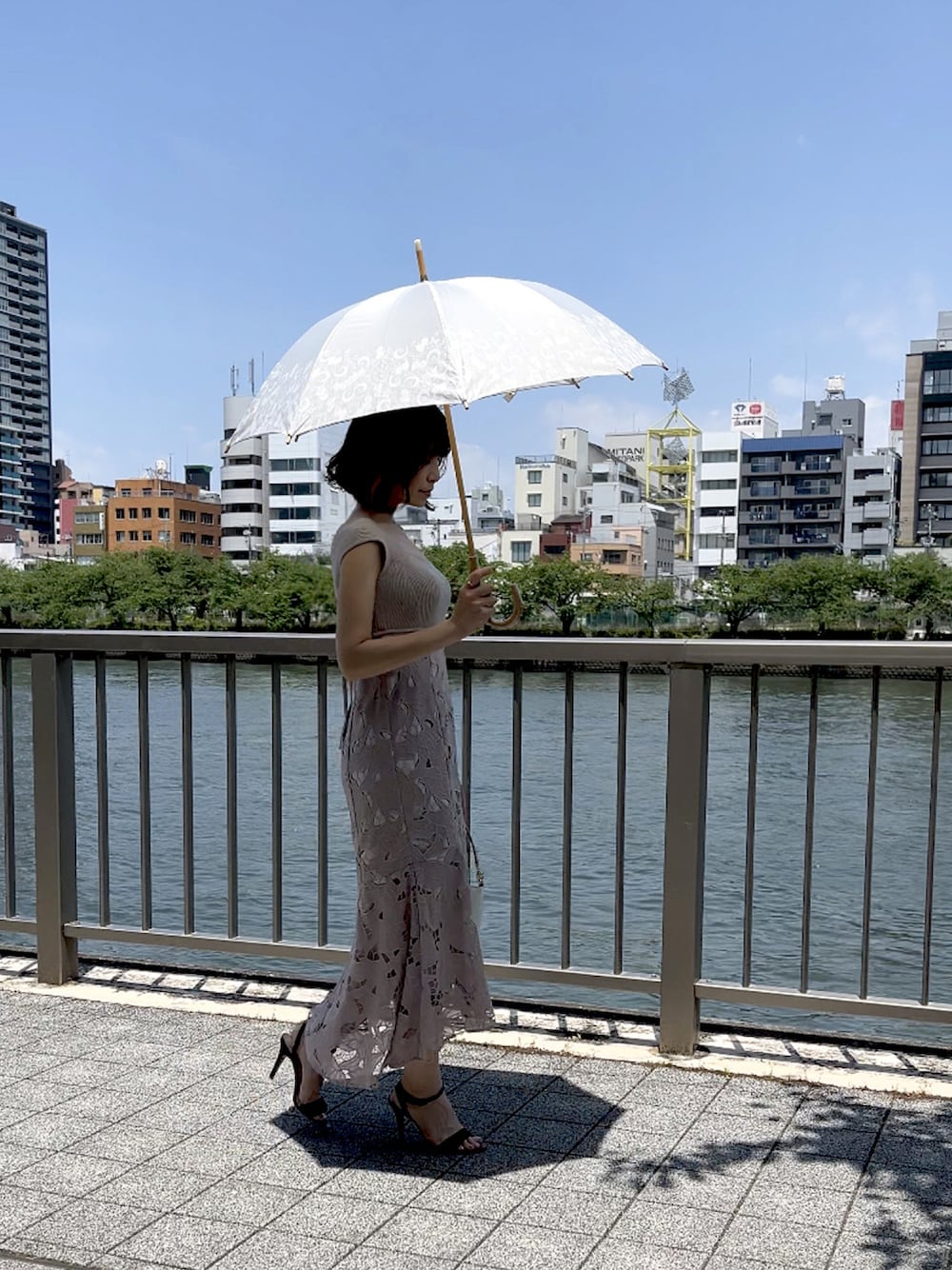 「晴雨兼用日傘、ガーリーコーデ、ワンピースコーデ」｜「Gran creerのアイテム（長傘、ホワイト系）」を使った、granさん（レディース・155cm）の春コーディネートの1枚目の写真