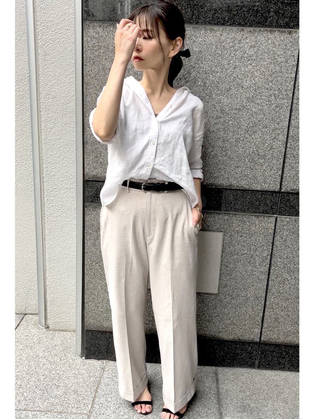 「きれいめカジュアル、さらっと晴れやかスナップ、シンプルスタイル、パンツコーデ、ゆるコーデ、ビジネスコーデ」｜「COLONY 2139のアイテム（パンツ、ベージュ系）」を使った、granさん（レディース・155cm）の夏コーディネートの1枚目の写真