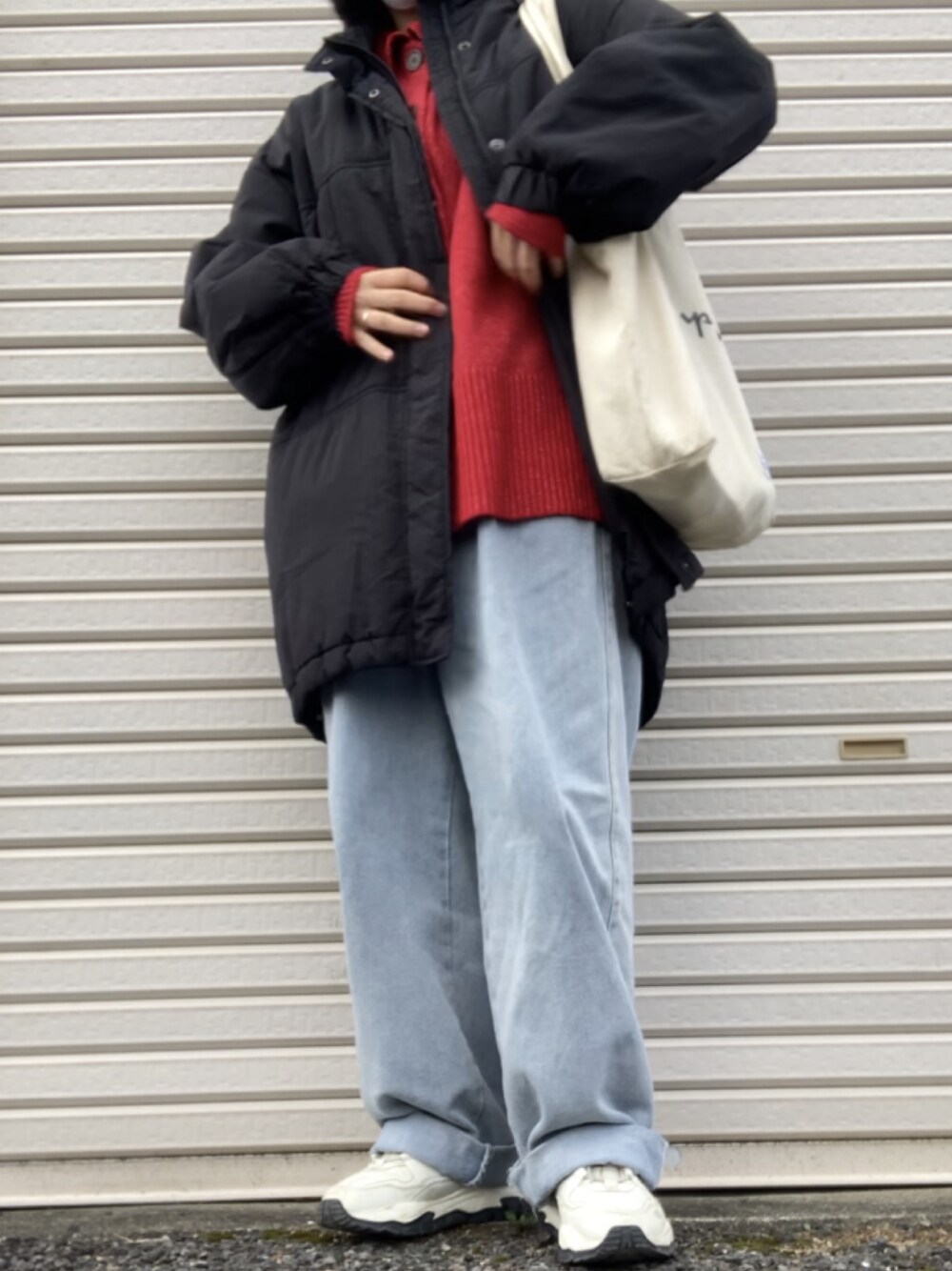 「シンプルコーデ、冬のコーデ、レッド、カーディガン、ニット、メンズライク、古着MIX、古着、古着コーデ、ゆるだぼ、デニム、デニムパンツ、ラクチンコーデ、ビッグシルエット、オーバーサイズ」｜「Championのアイテム（トートバッグ、ホワイト系）」を使った、あかりさん（レディース・156cm）の冬コーディネートの1枚目の写真