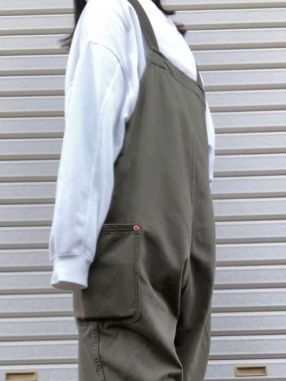 「古着、古着MIX、古着コーデ、古着好きな人と繋がりたい、オーバーオール、メンズライク、メンズライクコーデ、カーキ」｜「CUBE SUGARのカツラギ サロペットパンツ（サロペット/オーバーオール、グリーン系）」を使った、あかりさん（レディース・156cm）の秋コーディネートの1枚目の写真