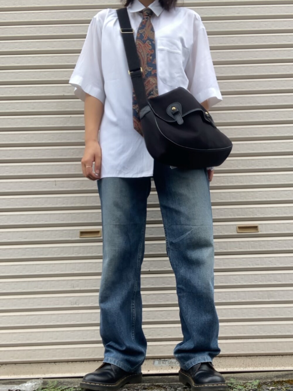 「秋コーデ、古着、古着MIX、古着コーデ、古着好きな人と繋がりたい、ネクタイ、デニム、メンズライク、骨格ウェーブ、Dr.Martens、古着女子」｜「studio CLIPの撥水カシメショルダーバッグ（ショルダーバッグ、ブラック系）」を使った、あかりさん（レディース・156cm）の夏コーディネートの1枚目の写真