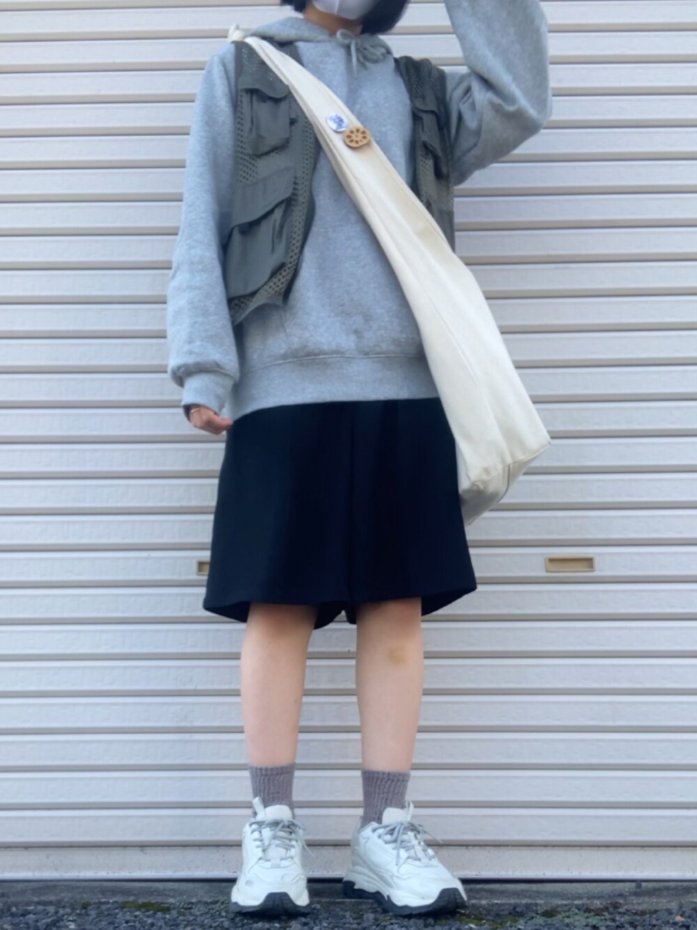「古着MIX、古着、古着コーデ、ジーユー、ハーフパンツ、パーカー、秋コーデ、メンズライク、フィッシングベスト、骨格ウェーブ、ブルベ夏」｜「MUHETのアイテム（ショルダーバッグ、ホワイト系）」を使った、あかりさん（レディース・156cm）の秋コーディネートの1枚目の写真