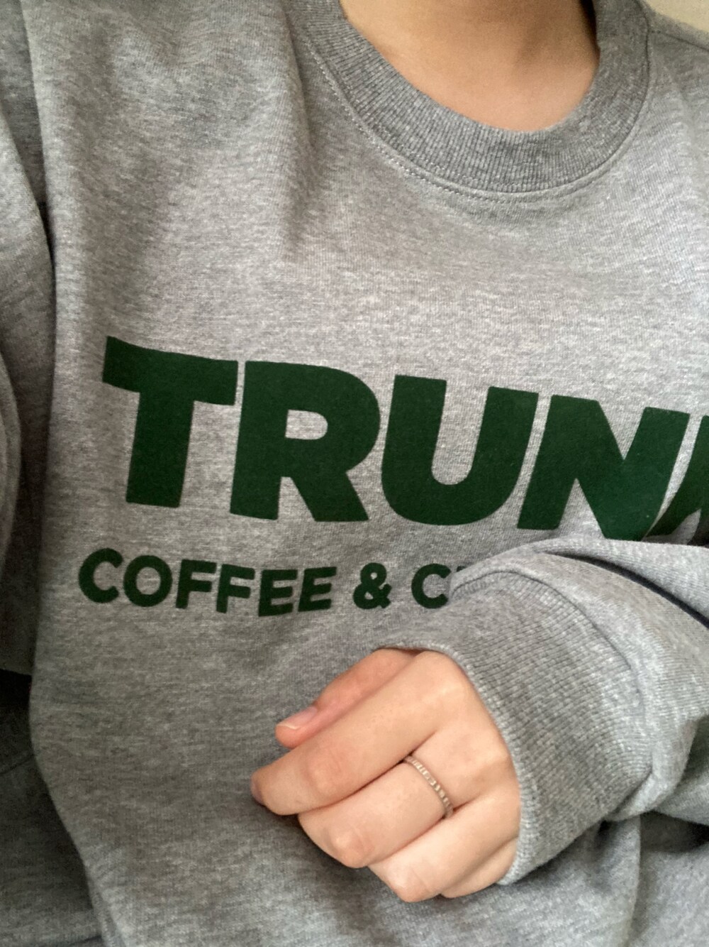 「スウェット、古着コーデ、メンズライク、メンズライクコーデ」｜「CIAOPANIC TYPYの【TRUNK COFFEE×CIAOPANICTYPY】ショップクルー スウェット（スウェット、グレー系）」を使った、あかりさん（レディース・156cm）の秋コーディネートの1枚目の写真