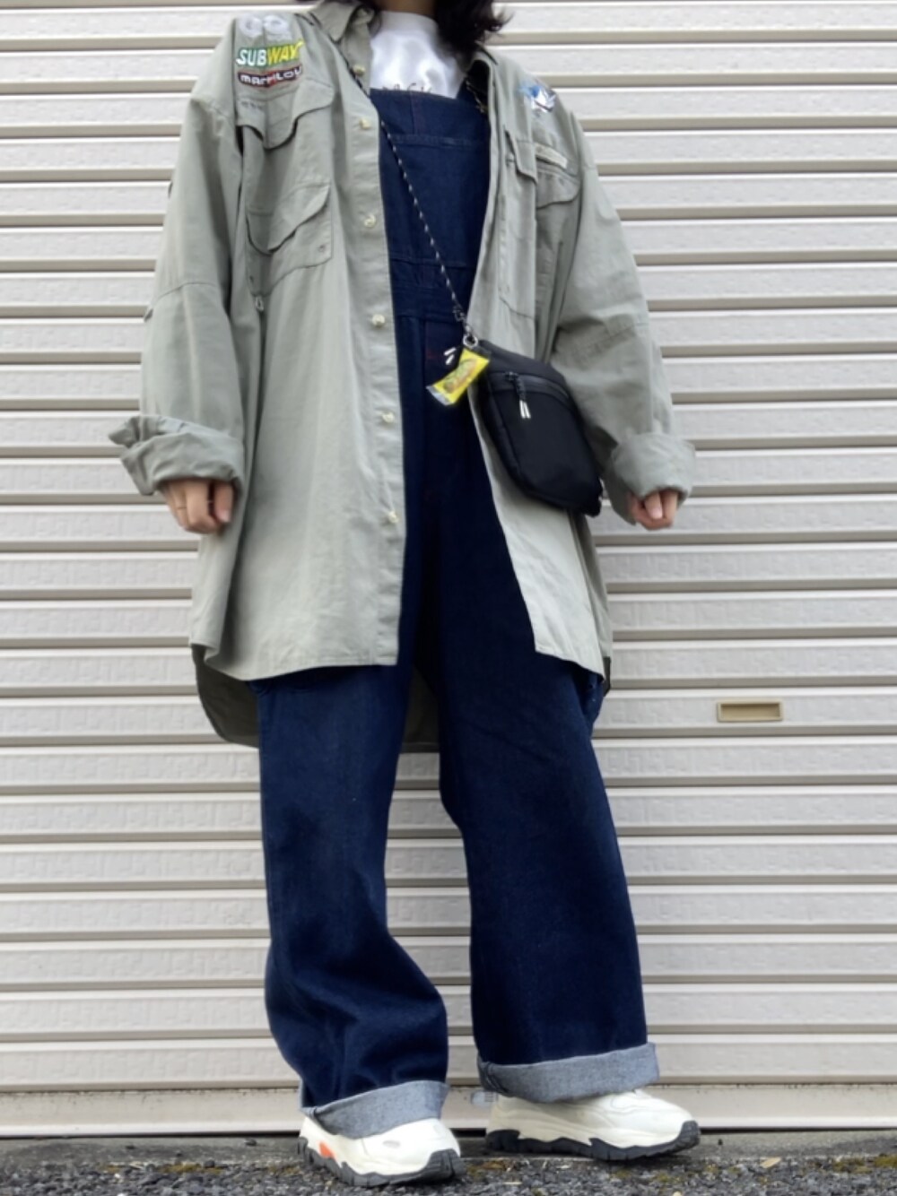 「ゆるコーデ、古着、古着MIX、古着コーデ、カジュアル、メンズライク、メンズライクコーデ、メンズライク女子、シャツ、オーバーオール、オーバーサイズ、デニムパンツ」｜「ムラサキスポーツのアイテム（スニーカー、ホワイト系）」を使った、あかりさん（レディース・156cm）の春コーディネートの1枚目の写真