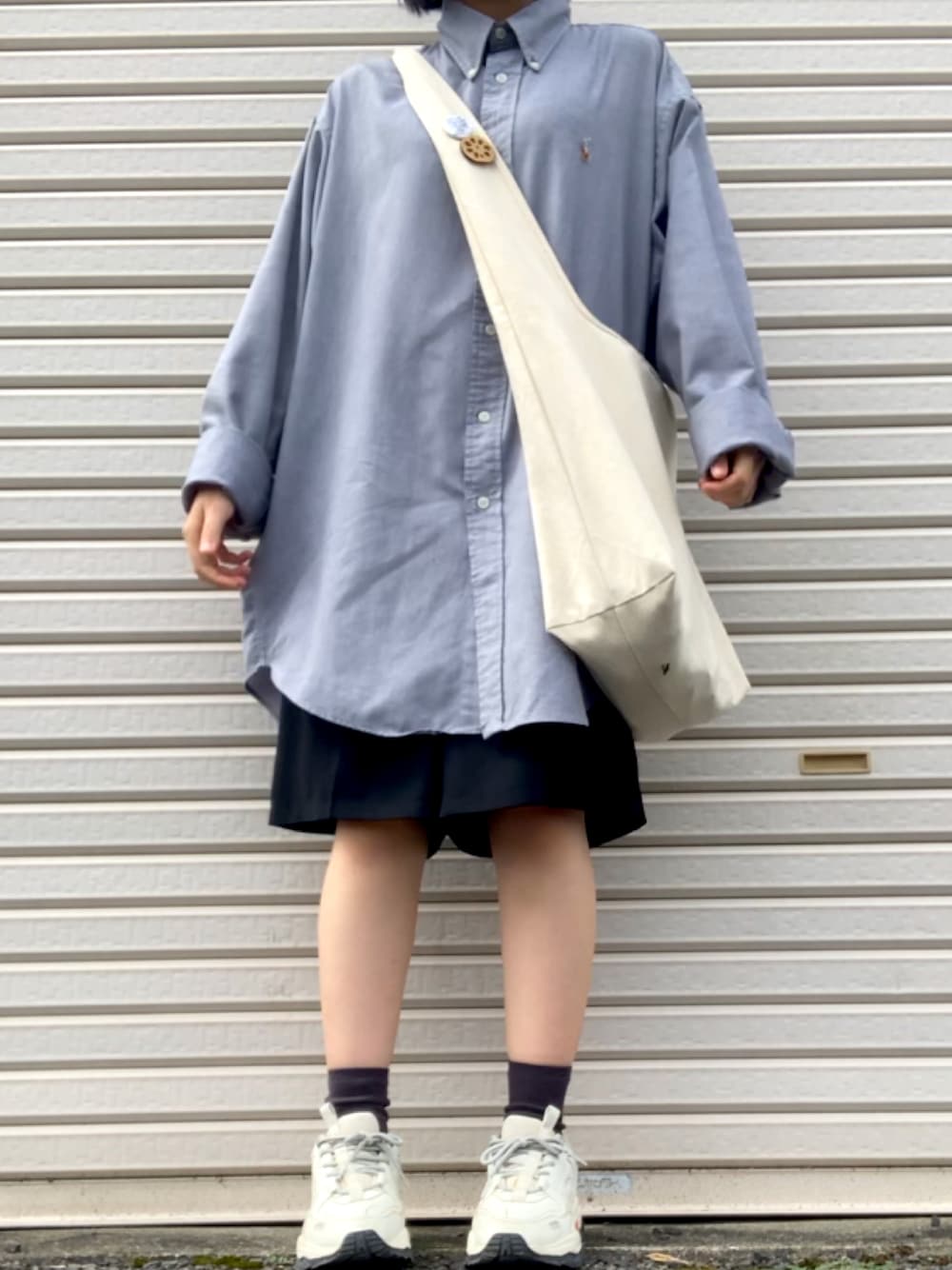 「秋服、古着MIX、古着、古着コーデ、オーバーサイズ、オーバーシャツ、ハーフパンツ、メンズライク、シンプルスタイル、シンプルコーデ、ビッグシルエット、白スニーカー、シャツスタイル、ラルフローレン」｜「POLO RALPH LAURENのアイテム（シャツ/ブラウス、グレー系）」を使った、あかりさん（レディース・156cm）の秋コーディネートの1枚目の写真