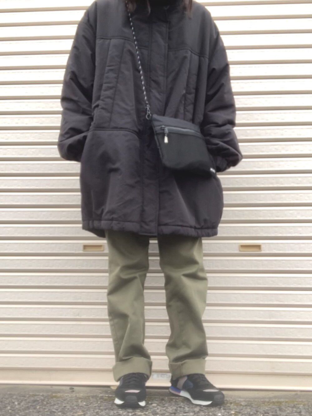 「古着、古着MIX、古着コーデ、古着好きな人と繋がりたい、メンズライク、メンズライクコーデ、メンズライク女子、ダウンコート、ダウン、ダウンジャケット、モノトーン、モノトーンコーデ、カジュアル、カジュアルコーデ、ストリート」｜「niko and...のオリジナルセットサコッシュ（ショルダーバッグ、ブラック系）」を使った、あかりさん（レディース・156cm）の冬コーディネートの1枚目の写真