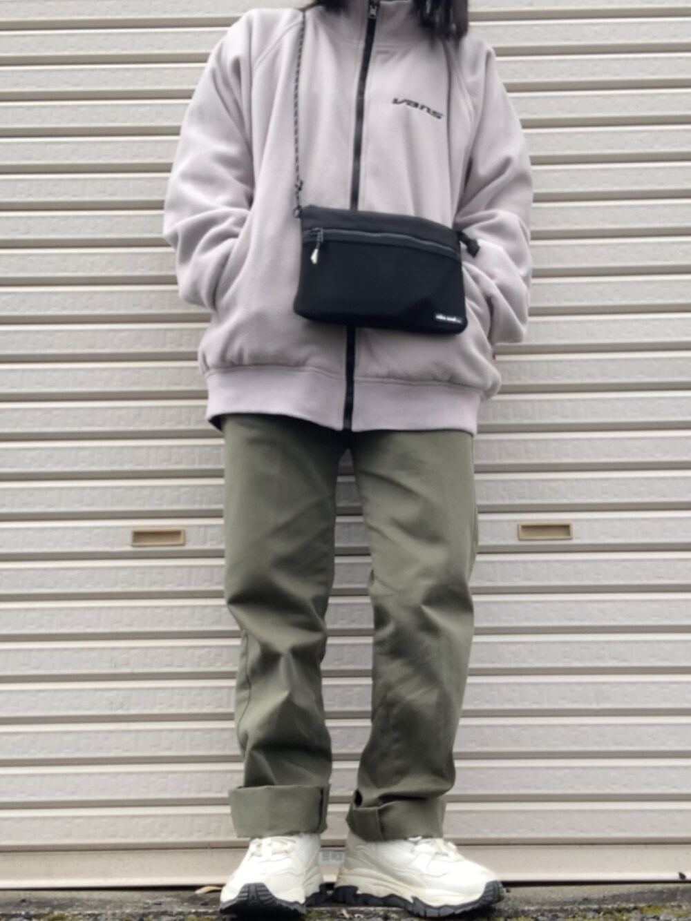 「メンズライク、メンズライクコーデ、メンズライク女子、古着、古着MIX、古着コーデ、古着好きな人と繋がりたい、フリース、リバーシブル、ミリタリー、軍パン」｜「niko and...のオリジナルセットサコッシュ（ショルダーバッグ、ブラック系）」を使った、あかりさん（レディース・156cm）の秋コーディネートの1枚目の写真