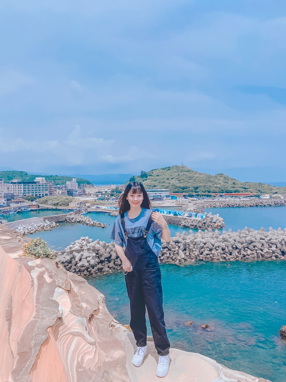 「ootd、夏、球鞋、秋のコーデ、秋服準備はじめました、秋コーデ、夏コーデ、NIKE、black、blue、white、国潮、男友风、女の子、日系極簡」｜「NIKEのナイキ エア フォース 1 シャドウ ウィメンズシューズ / Nike Air Force 1 Shadow Women's Shoes CI0919-100 White（スニーカー、ホワイト系）」を使った、Lさん（レディース・158cm）の秋コーディネートの1枚目の写真