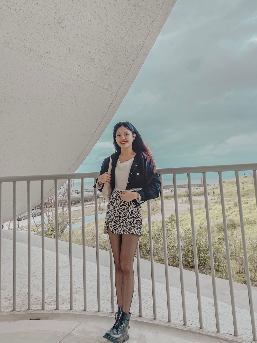 「ootd、夏、女人味、秋のコーデ、秋冬コーデ、夏コーデ、black、黑白搭配、夏だ！Tシャツ着よう！、white、韓国ファッション、国潮、街頭穿搭、復古、Tシャツ」｜「無のアイテム（スカート、ホワイト系）」を使った、Lさん（レディース・158cm）の秋コーディネートの1枚目の写真