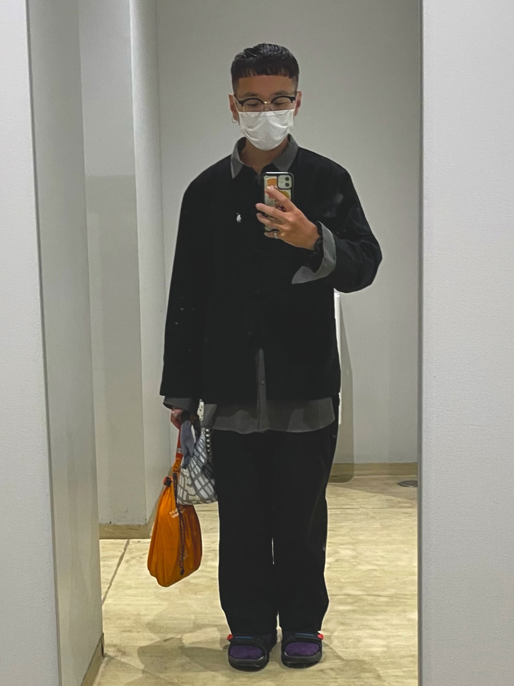 グレー系のシャツ/ブラウス、ブラック系のジャケット/アウター、ブラック系のパンツを着用したメンズの夏コーディネートの1枚目の写真