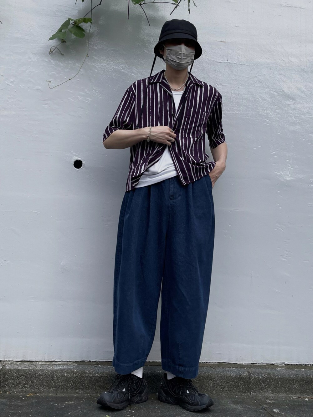 「夏コーデ、シンプルコーデ、ストライプ、柄シャツ、デニム、デニムパンツ、ワイドパンツ、バルーンパンツ、フォローミー、HARE」｜「HAREのハット（ハット、ブラック系）」を使った、はのやん@HAREラフォーレ原宿さん（メンズ・182cm）の夏コーディネートの1枚目の写真