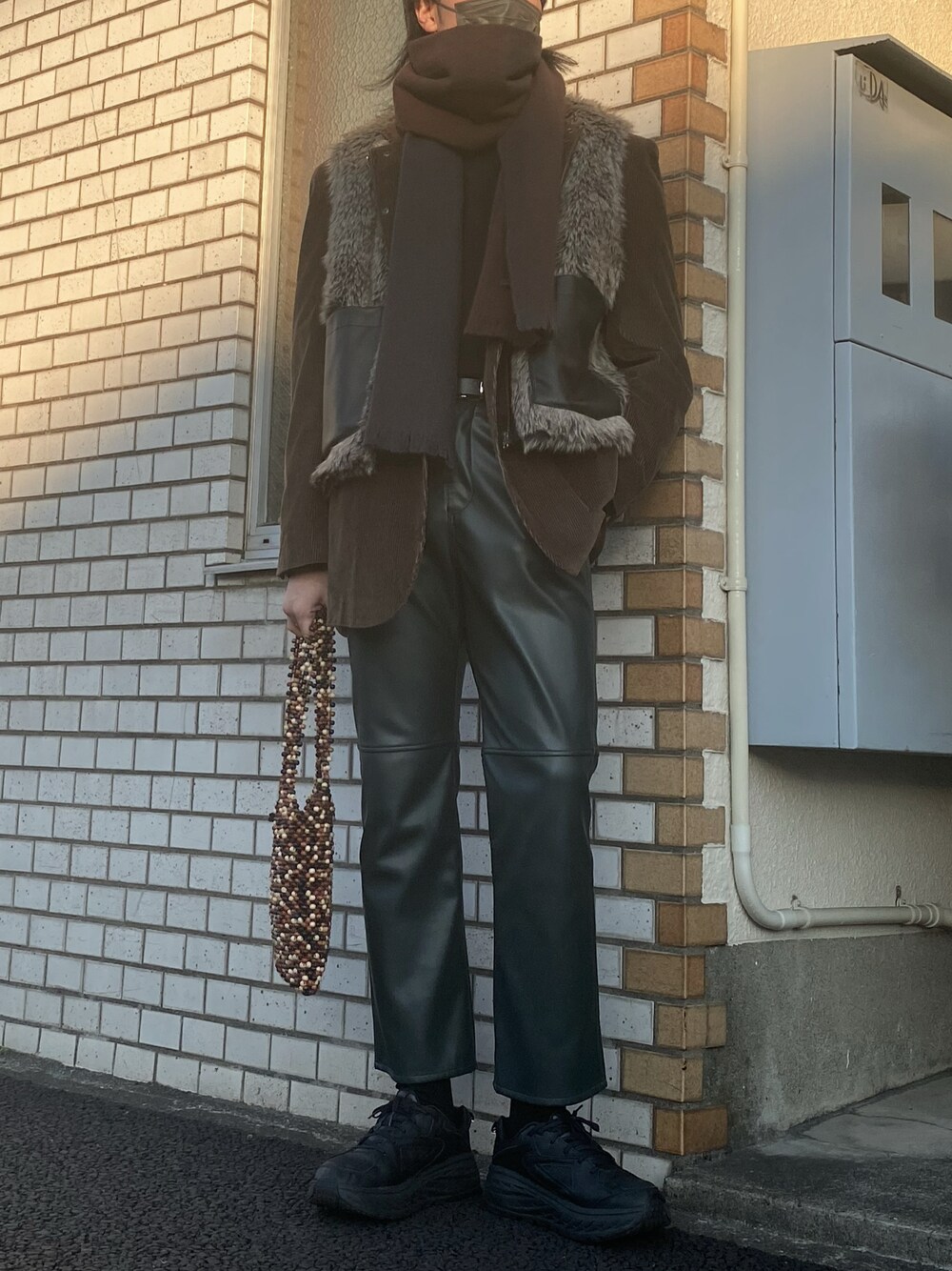 「秋冬コーデ、モード、レザー、ベスト、ファー、HARE」｜「HAREのシンセティックレザーパンツ (HARE)（その他パンツ、グリーン系）」を使った、はのやん@HAREラフォーレ原宿さん（メンズ・182cm）の冬コーディネートの1枚目の写真