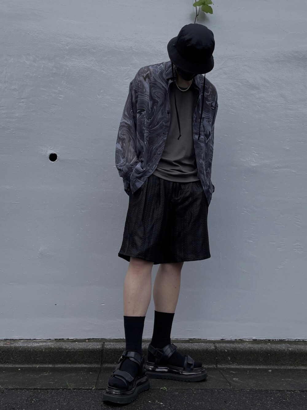 「夏コーデ、ワントーンコーデ、モード、ショーツ、ハーフパンツ、シアーシャツ、柄シャツ、メッシュ、フォローミー、HARE」｜「HAREのメッシュイージーショーツ(HARE)（その他パンツ、ブラック系）」を使った、はのやん@HAREラフォーレ原宿さん（メンズ・182cm）の夏コーディネートの1枚目の写真