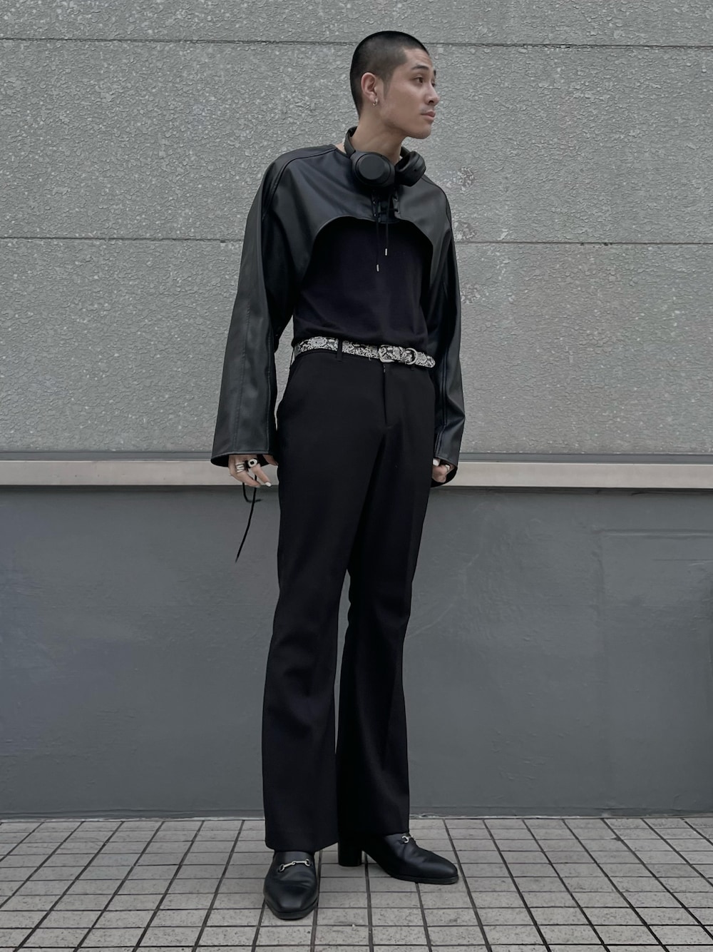 「モード、ブラック、黒コーデ、ワントーンコーデ、タックイン、ボレロ、フレアパンツ、ミュール、HARE、ハレ、フォローミー」｜「HAREのカラースリムフレアパンツ(HARE)（スラックス、ブラック系）」を使った、はのやん@HAREラフォーレ原宿さん（メンズ・182cm）の春コーディネートの1枚目の写真