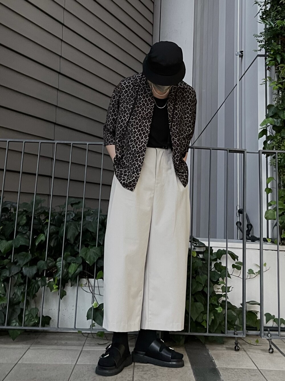 「夏コーデ、柄シャツ、レオパード、ベージュ、オープンカラーシャツ、ワイドパンツ、バルーンパンツ、サンダル、フォローミー、HARE」｜「HAREのハット（ハット、ブラック系）」を使った、はのやん@HAREラフォーレ原宿さん（メンズ・182cm）の夏コーディネートの1枚目の写真