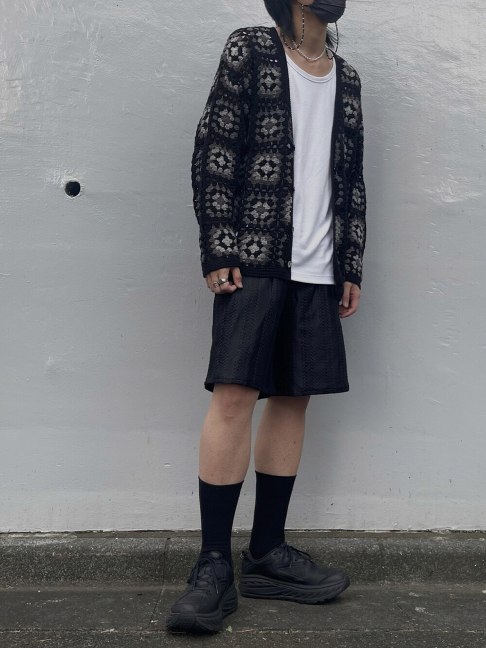 「カーディガン、ブラック、HARE、モノトーン、ハーフパンツ、モード、秋コーデ」｜「HAREのメッシュイージーショーツ(HARE)（その他パンツ、ブラック系）」を使った、はのやん@HAREラフォーレ原宿さん（メンズ・182cm）の秋コーディネートの1枚目の写真